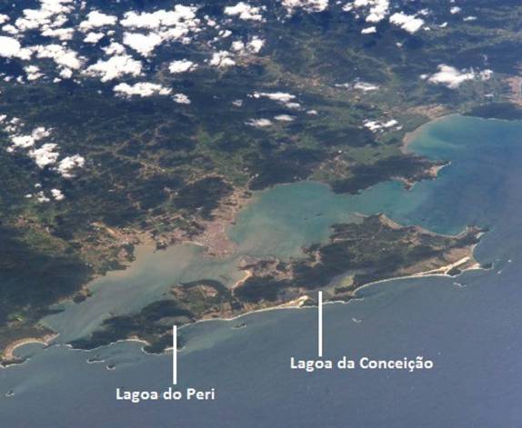 Foto de satélite da Ilha de Santa Catarina (Florianópolis). Estão apontados os dois maiores lagos; a lagoa do Peri, no sul da ilha, e a Lagoa da Conceição, a maior deles, na região central